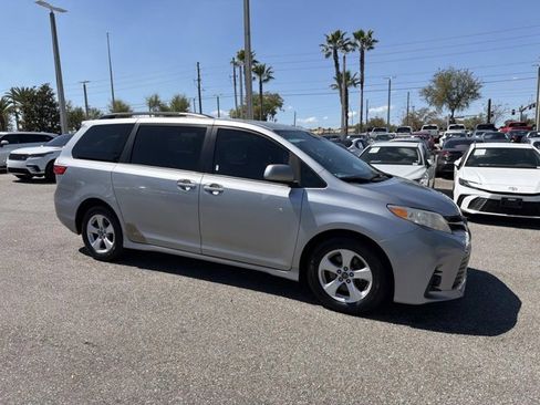Used 2018 Toyota Sienna LE image 1