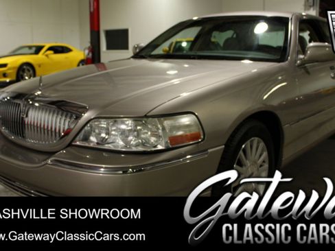 Used 2003 Lincoln Town Car Executive image 1