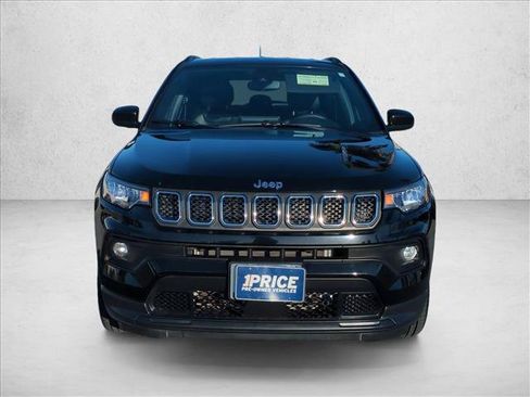 Used 2023 Jeep Compass Latitude AWD/4WD image 2