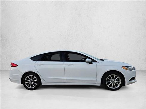 Used 2017 Ford Fusion SE w/ Fusion SE Technology Package image 4