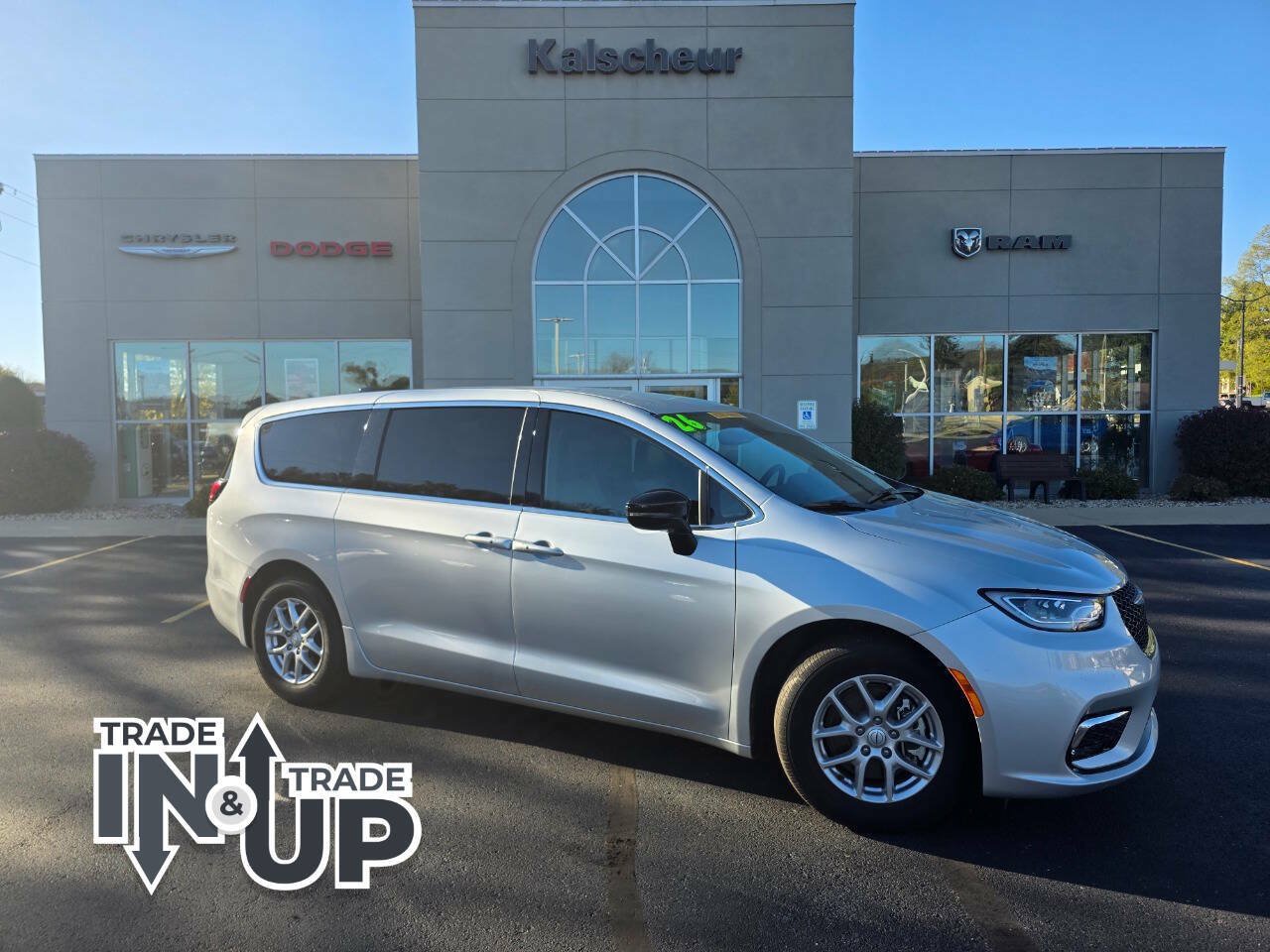 Used 2026 Chrysler Pacifica Select FWD image 2