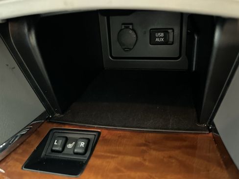Used 2011 Toyota Camry XLE w/ SE/XLE Extra-Value Pkg FWD image 32