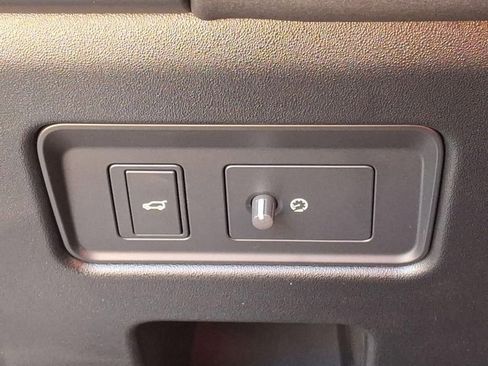 Used 2024 Land Rover Discovery S image 28