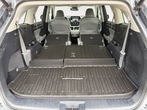 Used 2021 Toyota Highlander XLE AWD/4WD image 23