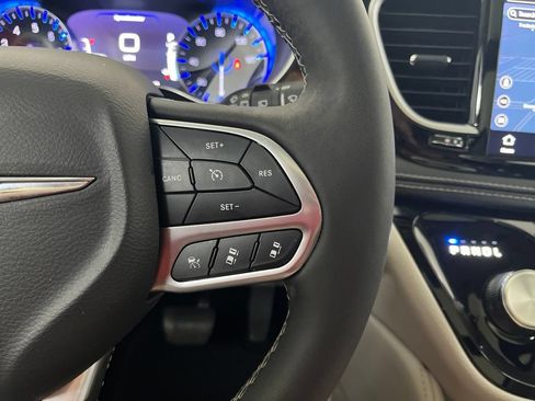 Used 2023 Chrysler Pacifica Limited FWD image 58