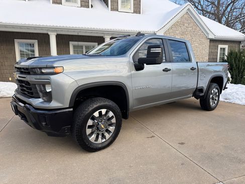 Used 2024 Chevrolet Silverado 2500 Custom w/ Custom Value Package image 2