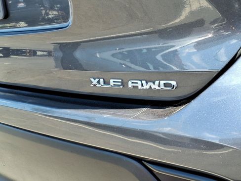 Used 2023 Toyota Highlander XLE AWD/4WD image 7