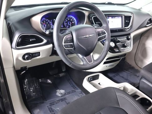 Used 2023 Chrysler Voyager LX FWD image 9