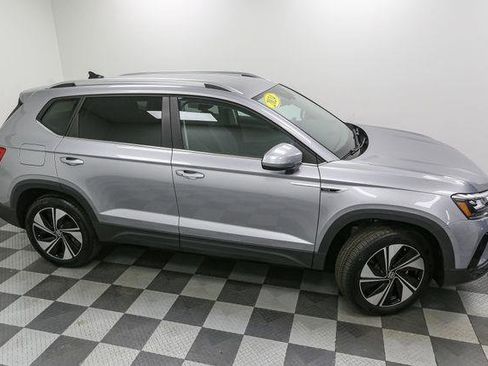 Certified 2024 Volkswagen Taos SE image 8