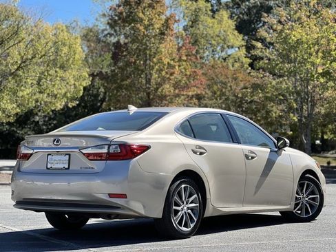 Used 2017 Lexus ES 300h w/ Luxury Package image 5