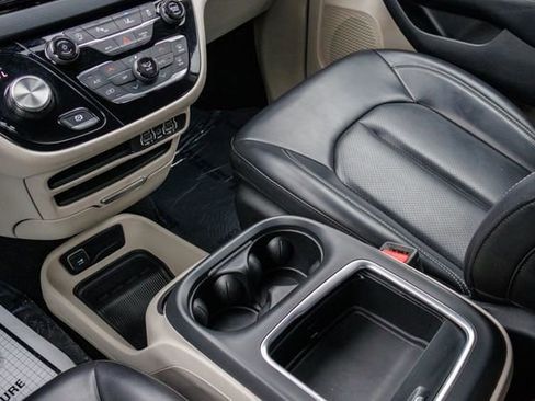 Used 2023 Chrysler Pacifica Touring-L FWD image 28