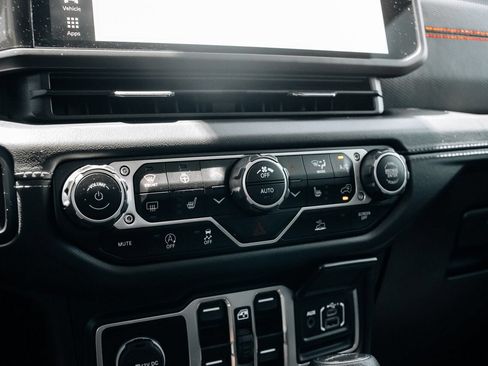 Used 2025 Jeep Gladiator Rubicon w/ Convenience Group AWD/4WD image 34
