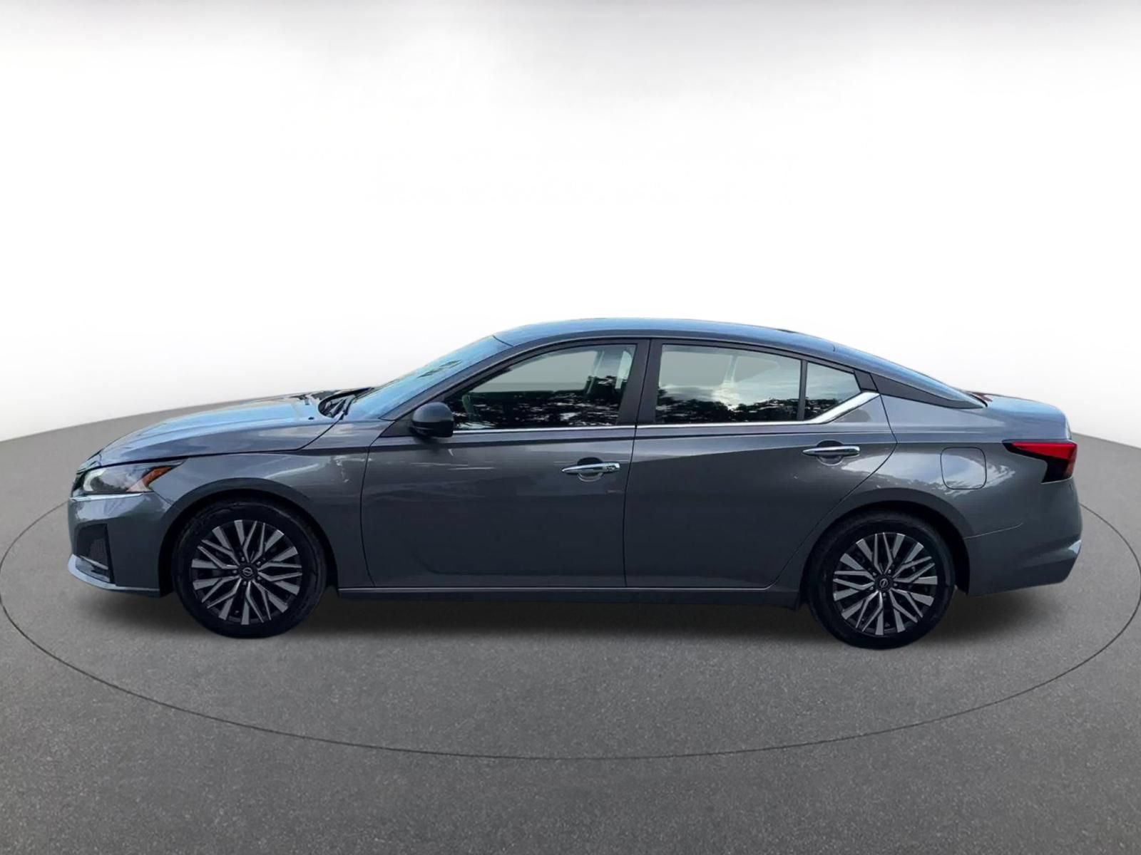 Used 2025 Nissan Altima 2.5 SV FWD image 8