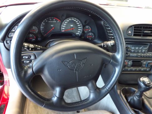 Used 2004 Chevrolet Corvette Coupe w/ Preferred Equipment Group RWD image 9