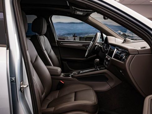 Certified 2025 Porsche Macan AWD/4WD image 23
