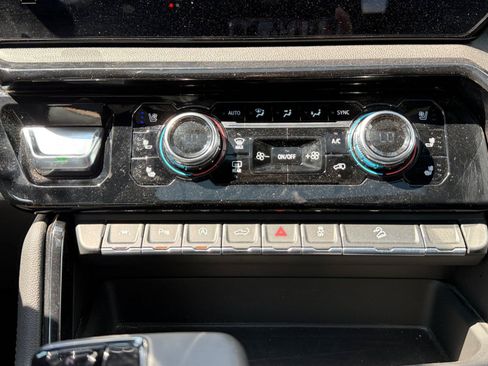 Used 2025 GMC Sierra 1500 AT4 w/ Technology Package AWD/4WD image 19