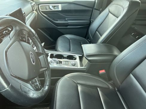 Used 2020 Ford Explorer XLT w/ Equipment Group 202A AWD/4WD image 12