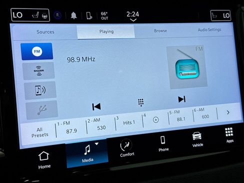 Used 2024 Chrysler Pacifica Touring-L image 18