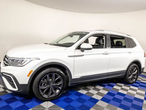 Used 2023 Volkswagen Tiguan SE FWD image 2