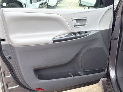 Used 2018 Toyota Sienna LE image 5