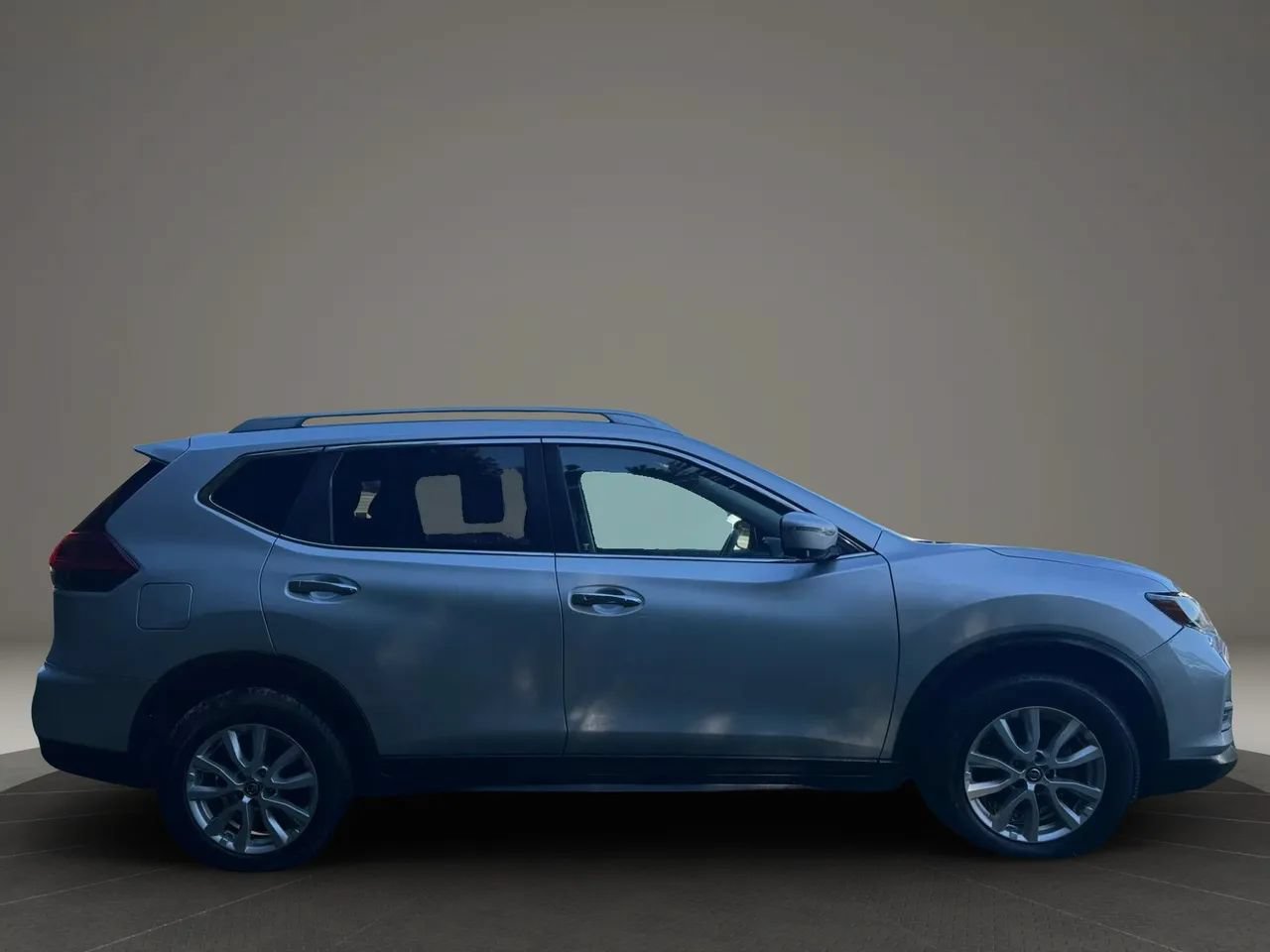 Used 2018 Nissan Rogue SV w/ Sun & Sound Touring Package AWD/4WD image 6
