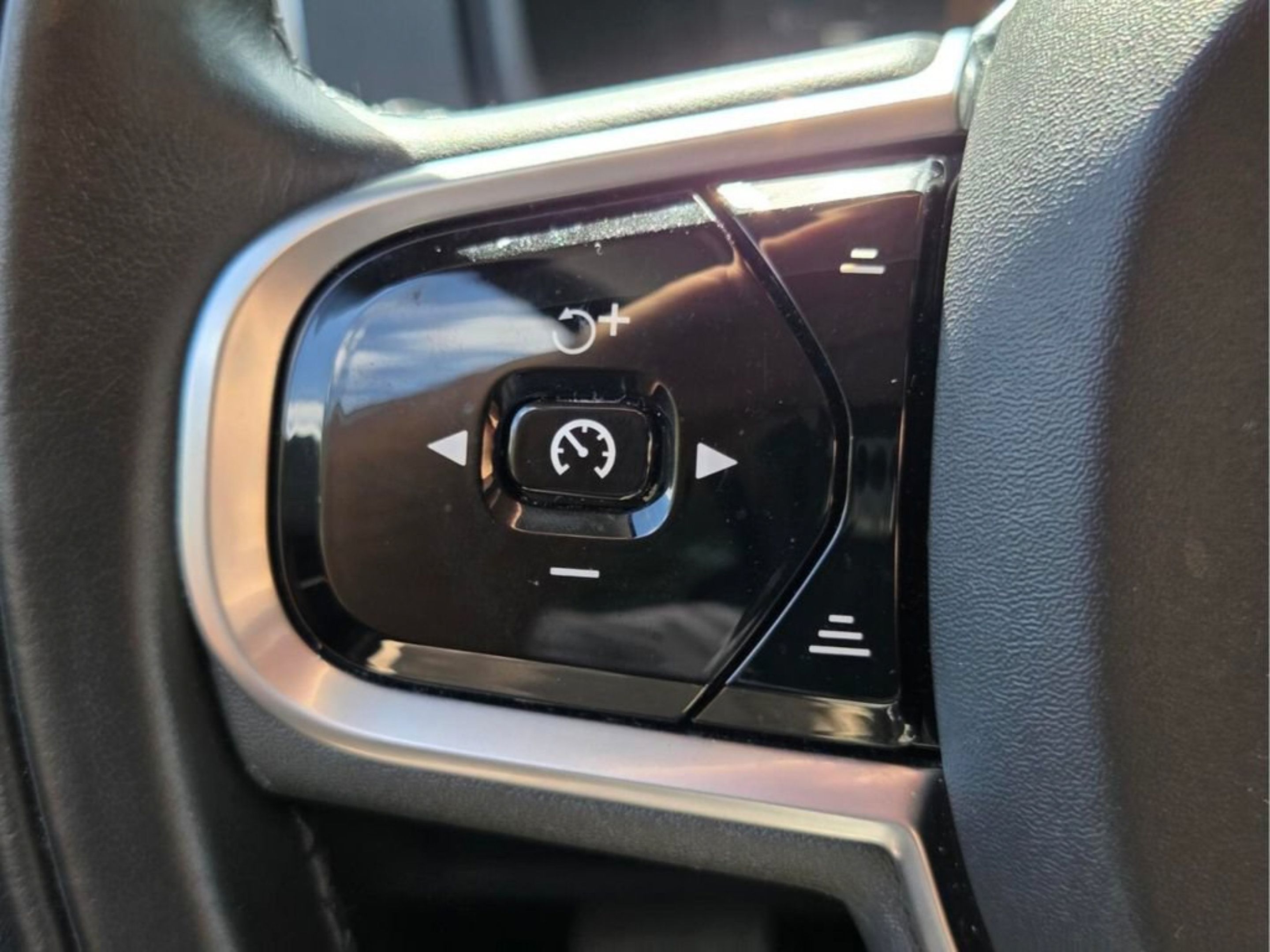 Used 2019 Volvo XC90 T5 Momentum w/ Protection Package Premier AWD/4WD image 32