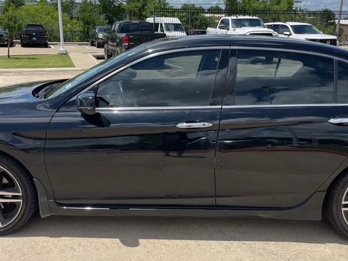 Used 2017 Honda Accord Touring image 4