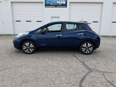 Used 2017 Nissan Leaf SV w/ Premium Package FWD image 7