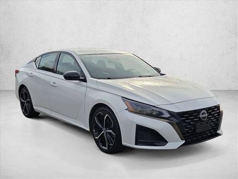 Used 2023 Nissan Altima 2.5 SR image 3