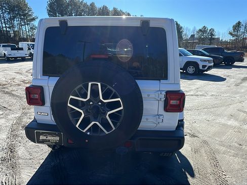 Used 2025 Jeep Wrangler Sahara image 9