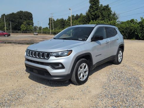 Used 2024 Jeep Compass Latitude AWD/4WD image 10