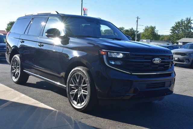 Used 2025 Ford Expedition Platinum w/ Stealth Performance Package AWD/4WD image 15