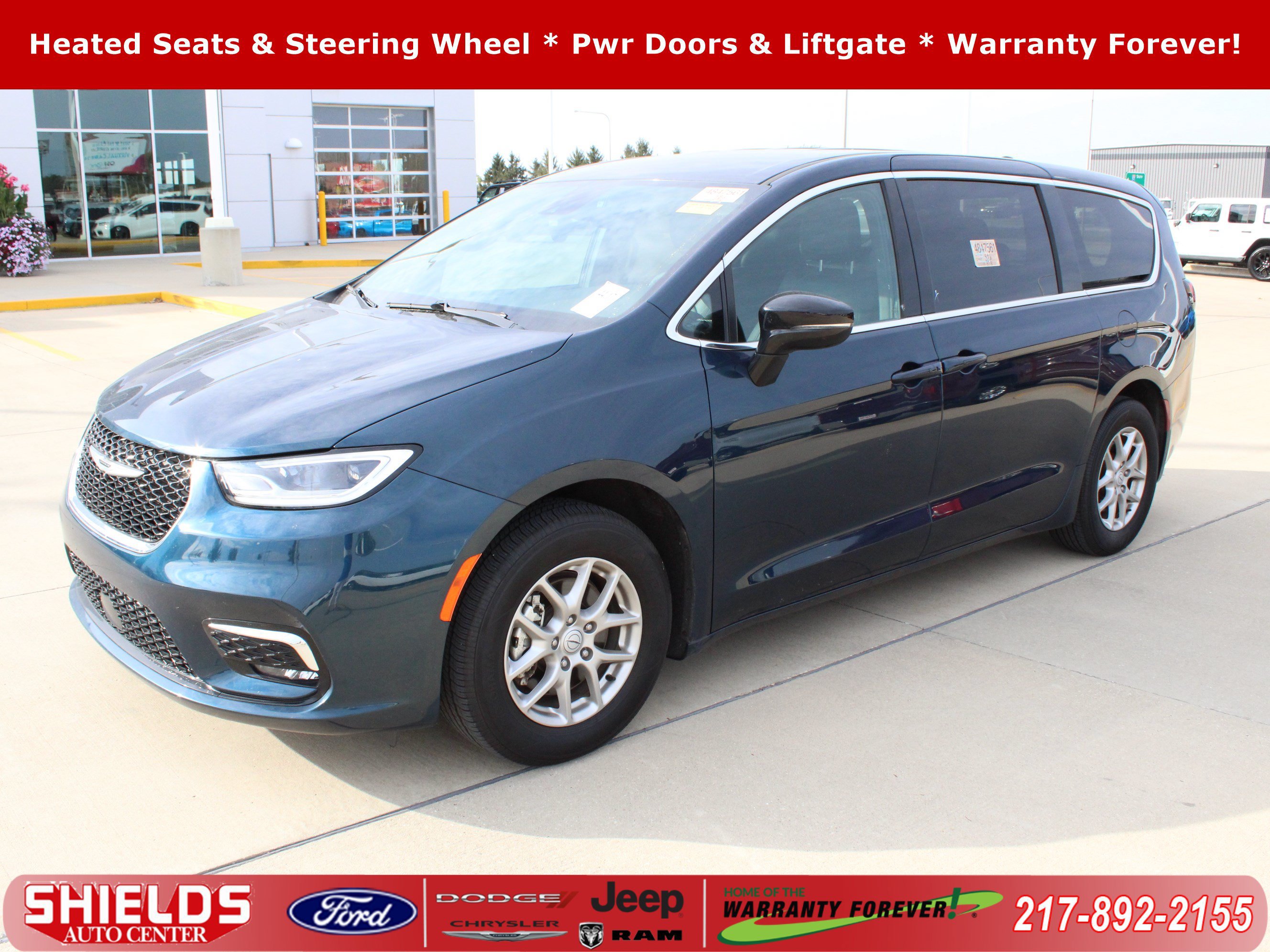 Used 2025 Chrysler Pacifica Select FWD image 1
