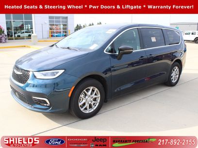 Used 2025 Chrysler Pacifica Select
