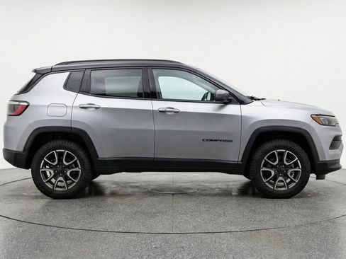 Used 2025 Jeep Compass Trailhawk AWD/4WD image 11