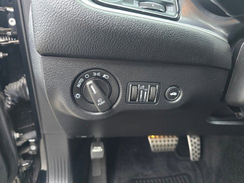 Used 2015 Dodge Challenger R/T Plus image 24