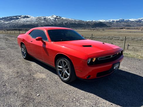 Used 2021 Dodge Challenger SXT w/ Plus Package image 9