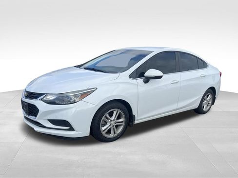 Used 2018 Chevrolet Cruze LT FWD image 2