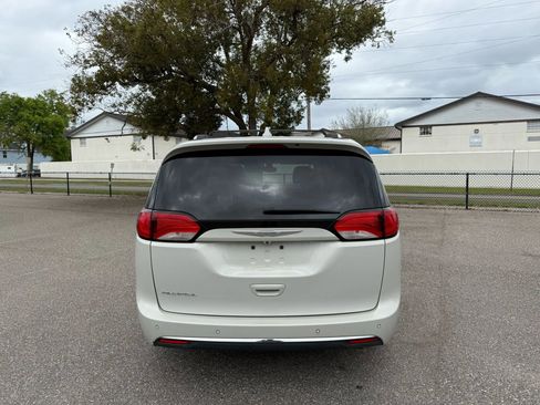 Used 2017 Chrysler Pacifica Touring-L Plus image 8