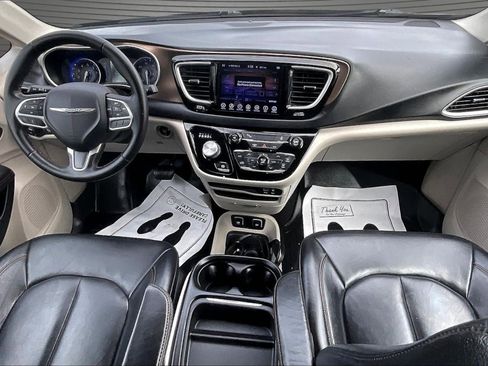 Used 2017 Chrysler Pacifica Touring-L image 7