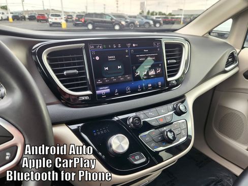 Used 2023 Chrysler Pacifica Touring-L FWD image 5