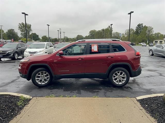 Used 2017 Jeep Cherokee Latitude w/ Cold Weather Group AWD/4WD image 4
