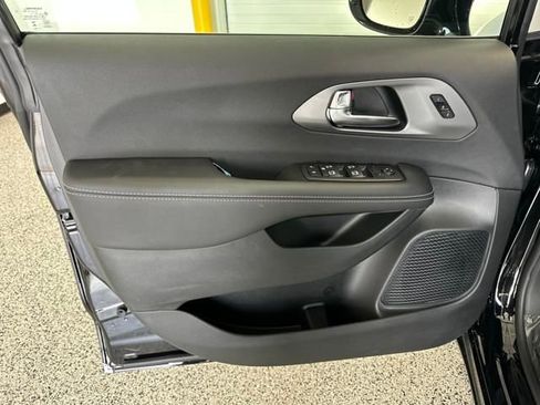 New 2025 Chrysler Pacifica Select image 3