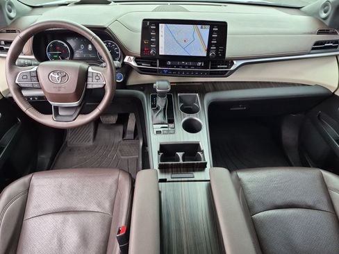 Used 2024 Toyota Sienna Platinum FWD image 28
