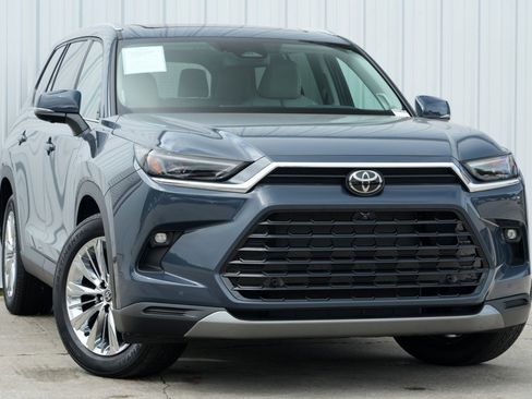 Used 2024 Toyota Grand Highlander Platinum image 3