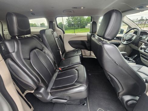 Used 2023 Chrysler Pacifica Touring-L FWD image 53