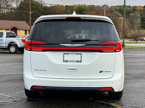 Used 2022 Chrysler Pacifica Touring-L image 4