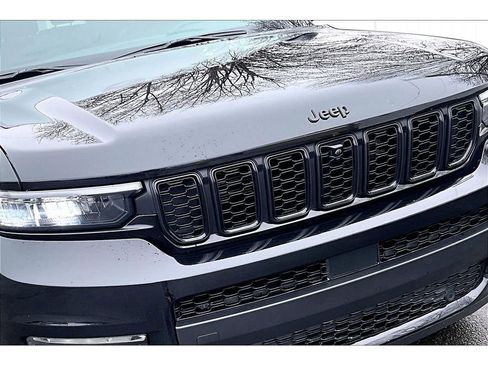 Used 2025 Jeep Grand Cherokee L Limited w/ Luxury Tech Group II image 32
