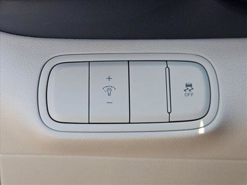 Used 2025 Hyundai Venue Limited FWD image 13