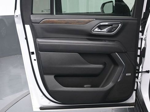 Used 2023 Chevrolet Suburban Premier RWD image 9